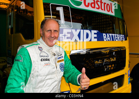 Carrello ADAC Grand Prix Nuerburgring 2010, Hans-Joachim Stuck, un tedesco racing driver, nella parte anteriore del camion MAN Foto Stock