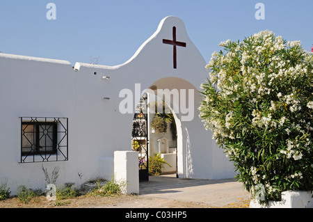 Ingresso, croce, la chiesa, il monastero, Puig de Missa mountain, Santa Eulalia des Riu, Ibiza, Pityuses, isole Baleari, Spagna Foto Stock