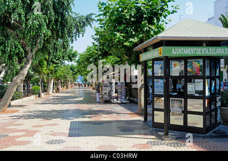 Lungomare, informazioni turistiche, Santa Eulalia des Riu, Ibiza, Pityuses, isole Baleari, Spagna, Europa Foto Stock