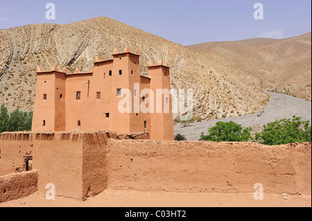 Kasbah di mattoni di fango, castello castello residenziale dei berberi in Alto Atlante, Dades Valley, Sud Marocco, Marocco Foto Stock