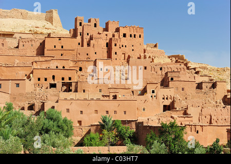 Mattoni di fango città di Ksar Ait Benhaddou con molti casbah, residenziale castelli dei berberi, costruito interconnesso con uno Foto Stock