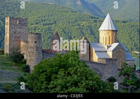 Chiesa dell'Assunzione e della torre di difesa, il castello superiore della fortezza di Ananuri, Shinwali, Georgiano Strada militare, Georgia Foto Stock