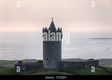 Il castello di Doonagore, Doolin, County Clare, Irlanda, Europa Foto Stock