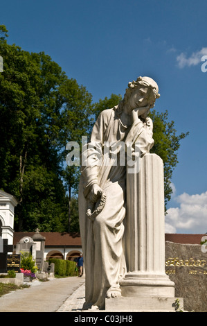 Statua di una donna in lutto nel cimitero a Zwiesel, Foresta Bavarese, in Baviera, Germania, Europa Foto Stock