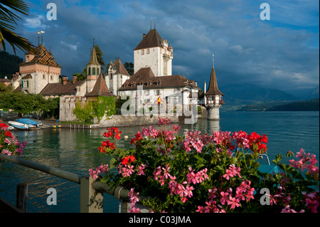 Il castello di Oberhofen sul Lago di Thun, il cantone di Berna, Svizzera, Europa Foto Stock
