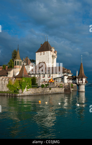 Il castello di Oberhofen sul Lago di Thun, il cantone di Berna, Svizzera, Europa Foto Stock