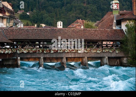 Ponte di legno attraverso il fiume Aare in Thun, il cantone di Berna, Svizzera, Europa Foto Stock