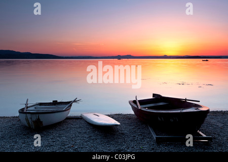 Barche sulla riva del lago nella luce della sera dopo il tramonto, isola di Reichenau, Lago di Costanza, Baden-Wuerttemberg, Germania, Europa Foto Stock
