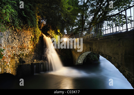 Piccola cascata illuminata in corrispondenza del canale di uscita della stazione di potenza al di sotto del mulino e accanto al Rheinfall cascate Foto Stock