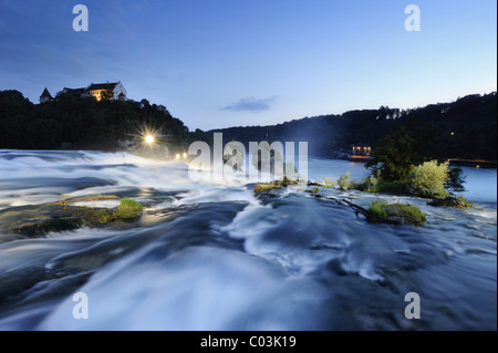 Guarda dalla parte superiore sul Rheinfall cascate con Schloss Laufen Castello, Canton Sciaffusa, Svizzera, Europa Foto Stock
