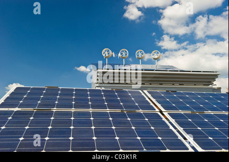 Piccole turbine eoliche e pannelli solari Foto Stock