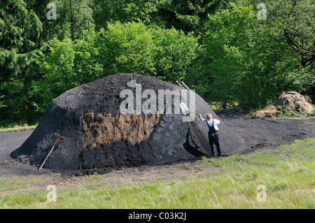 Un nuovo carbone forno essendo coperta con manto erboso e sigillato con massa di carbone, Walpersdorf, regione Siegen-Wittgenstein Foto Stock