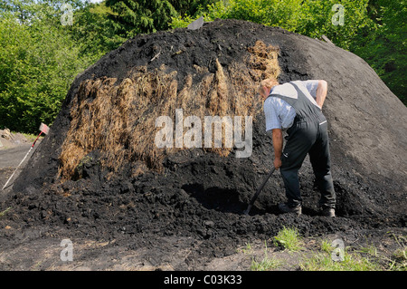 Un nuovo carbone forno essendo coperta con manto erboso e sigillato con massa di carbone, Walpersdorf, regione Siegen-Wittgenstein Foto Stock