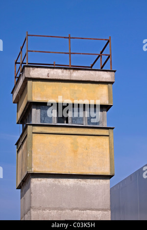 Torre originaria dell'ex RDT, Memoriale del Muro di Berlino su Bernauer Strasse, Berlino, Germania, Europa Foto Stock