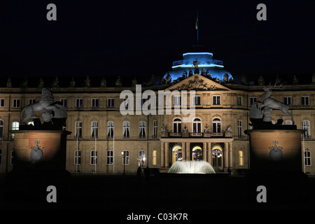 Neues Schloss castello di notte, Schlossplatz square, Stoccarda, Baden-Wuerttemberg, Germania, Europa Foto Stock