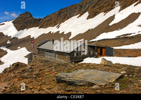 Monte Leone rifugio del Club Alpino Svizzero rifugio circondato da campi di neve in primavera, Pennine, Vallese, Svizzera, Europa Foto Stock