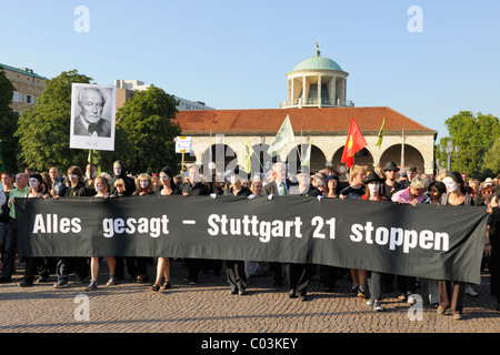 Silenzioso corteo di protesta di Stuttgart 21 avversari sulla Schlossplatz square contro la ricostruzione della stazione ferroviaria Foto Stock