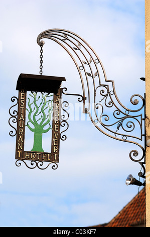 Insegna del Ristorante L'arbre Vert, 7 Rue Cigognes, Ammerschwihr, Alsazia, Francia, Europa Foto Stock
