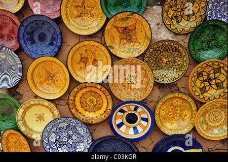 Mano-ceramica dipinta dal Rif Mountains è venduto in un souk mercato o bazaar, Marocco, Africa Foto Stock