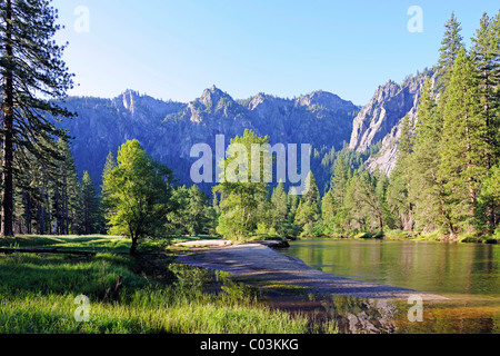 Tipico paesaggio di mattina, con il fiume Merced in Yosemite National Park, California, USA, America del Nord Foto Stock