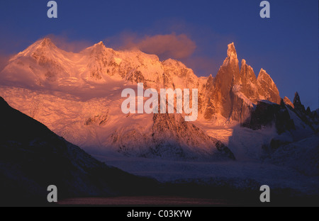 La luce del mattino su Mt. Cerro Torre, Patagonia, Argentina, Sud America Foto Stock