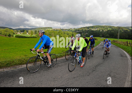 I ciclisti al sedicesimo giro internazionale di 16 laghi di storage attraverso il Bergisches Land e la Sauerland regioni Foto Stock