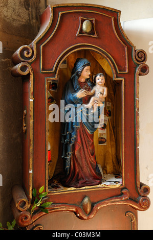 Antico Santuario per le reliquie con la Vergine Maria e Gesù bambino in un negozio di antiquariato, Freiburg, Baden-Wuerttemberg, Germania, Europa Foto Stock