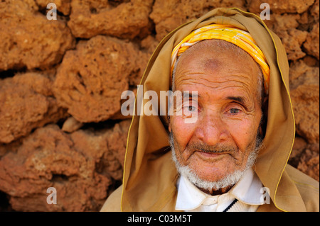 Vecchio Berber testa di uomo con turbante, ritratto, Medio Atlante in Marocco Foto Stock