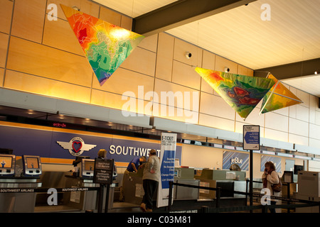 Colorate opere d'arte pende su Southwest Airlines in una quasi vacante l'Aeroporto Internazionale di Bradley durante una emergenza neve Foto Stock