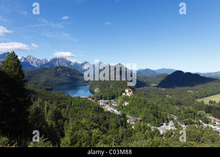 Vista da Jugend Lookout Point oltre il Lago Alpsee e Schloss Hohenschwangau Castello verso le montagne di Tannheimer, Ostallgaeu Foto Stock