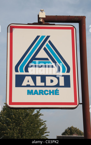 La Aldi marche segno del logo al di fuori di un negozio in Bailleul, nord, nord della Francia. Foto Stock