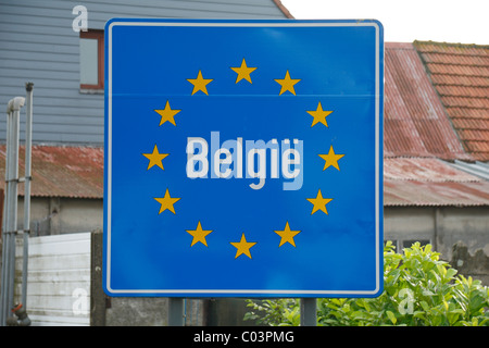 Strada comune segno della bandiera europea visto sul bordo della strada tra il Belgio e la Francia. Foto Stock