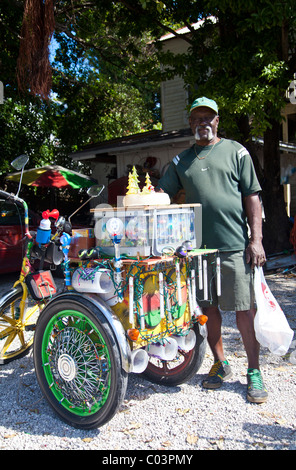 Gentiluomo locale James Matthew Chapman al di fuori della sua ex casa in Petronia Street, Bahama Village, Key West, Florida, Stati Uniti d'America Foto Stock