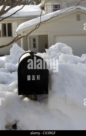 Cassetta postale nella parte anteriore della casa scavati dalla neve Foto Stock