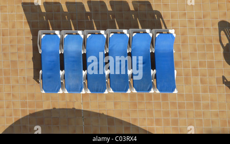 Una linea di colore blu lettini da sopra. Foto Stock