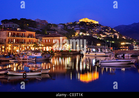 Molivos town in Lesvos island, in 'blu' ora. Egeo settentrionale, Grecia Foto Stock