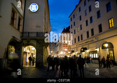 La città di Monaco di Baviera street con illuminazione notturna accanto alla famosa birra bar giardino Foto Stock