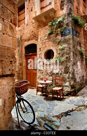 Un bellissimo angolo nella parte vecchia della città di Hania, nel quartiere denominato "Tophanas'. Creta, Grecia Foto Stock