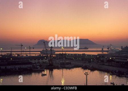Rocca di Gibilterra, Porto di Algeciras, view all'alba da Hotel El Estrecho in Algeciras, Andalusia, Spagna Foto Stock