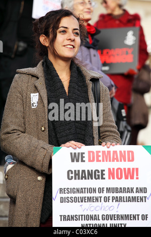 Protester. In solidarietà, in defiance: giornata di azione globale per l'Egitto. Trafalgar Square, Londra Foto Stock