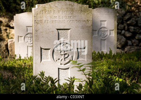 Ben mantenuta tombe nel cimitero degli Inglesi (Cemiterio dos Ingleses) a Lisbona, Portogallo. Foto Stock