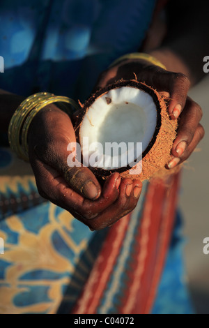 Signora facendo preghiere Andhra Pradesh in India del Sud Foto Stock