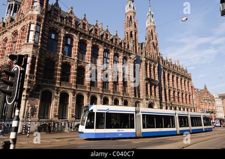 Il tram al di fuori della sistemazione di Magna Plaza Shopping Centre, Amsterdam Foto Stock