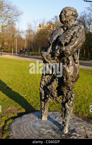 Statua di bronzo di Nelson Carrilho della Duinmeyer Kerwin, un ragazzo di 15 anni ucciso in un attentato a sfondo razzista ad Amsterdam nel 1983 Foto Stock
