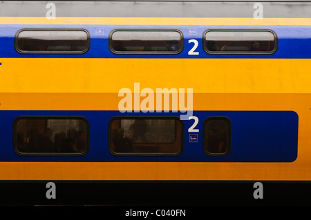 Edificio di due piani in treno in Paesi Bassi Foto Stock