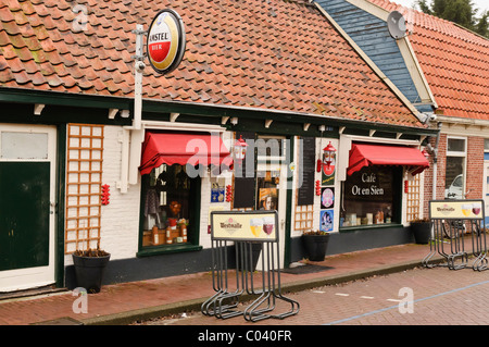 Al di fuori di un bar olandese pub Foto Stock