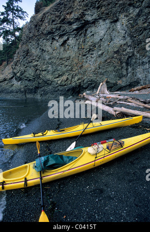 Kayak da mare sulla spiaggia di San Juan Islands, Washington Foto Stock