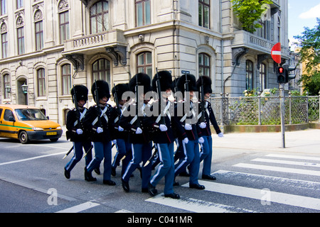 Reale Danese di vita delle guardie (Den Kongelige Livgarde) su parade di Copenhagen, Danimarca. Foto Stock