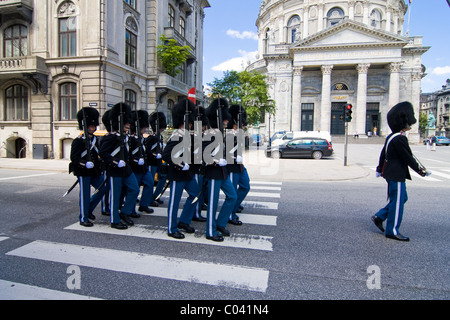 Reale Danese di vita delle guardie (Den Kongelige Livgarde) su parade di Copenhagen, Danimarca. Foto Stock