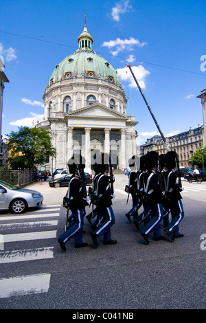 Reale Danese di vita delle guardie (Den Kongelige Livgarde) su parade di Copenhagen, Danimarca. Foto Stock